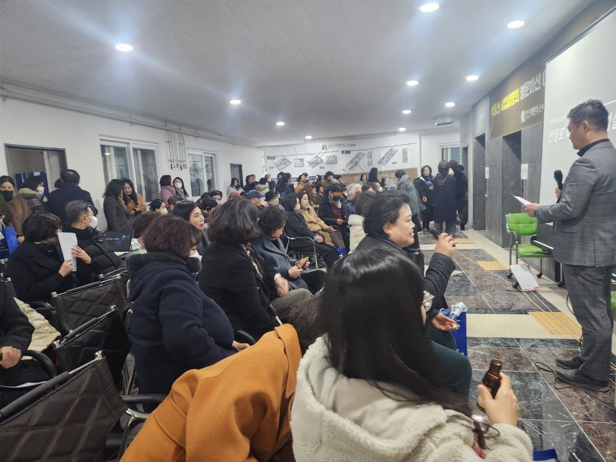 이안 문수로 분양 설명회에서 고객을 만나는 이용우 대표