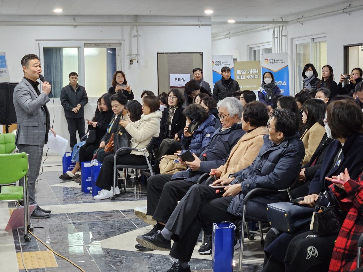 이안 문수로 분양 설명회에서 고객을 만나는 이용우 대표